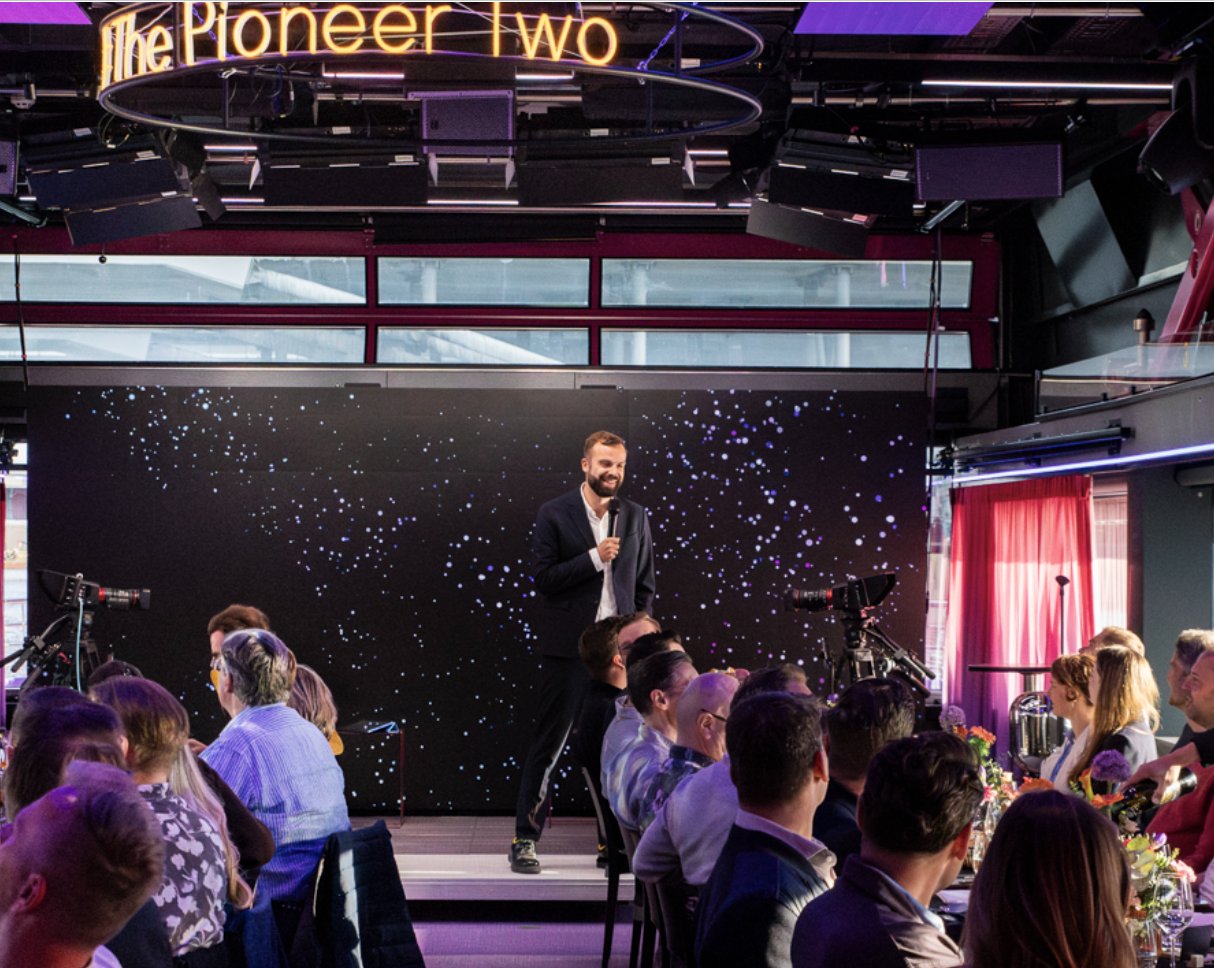 Business Circle Roundtable an Bord der The Pioneer Two